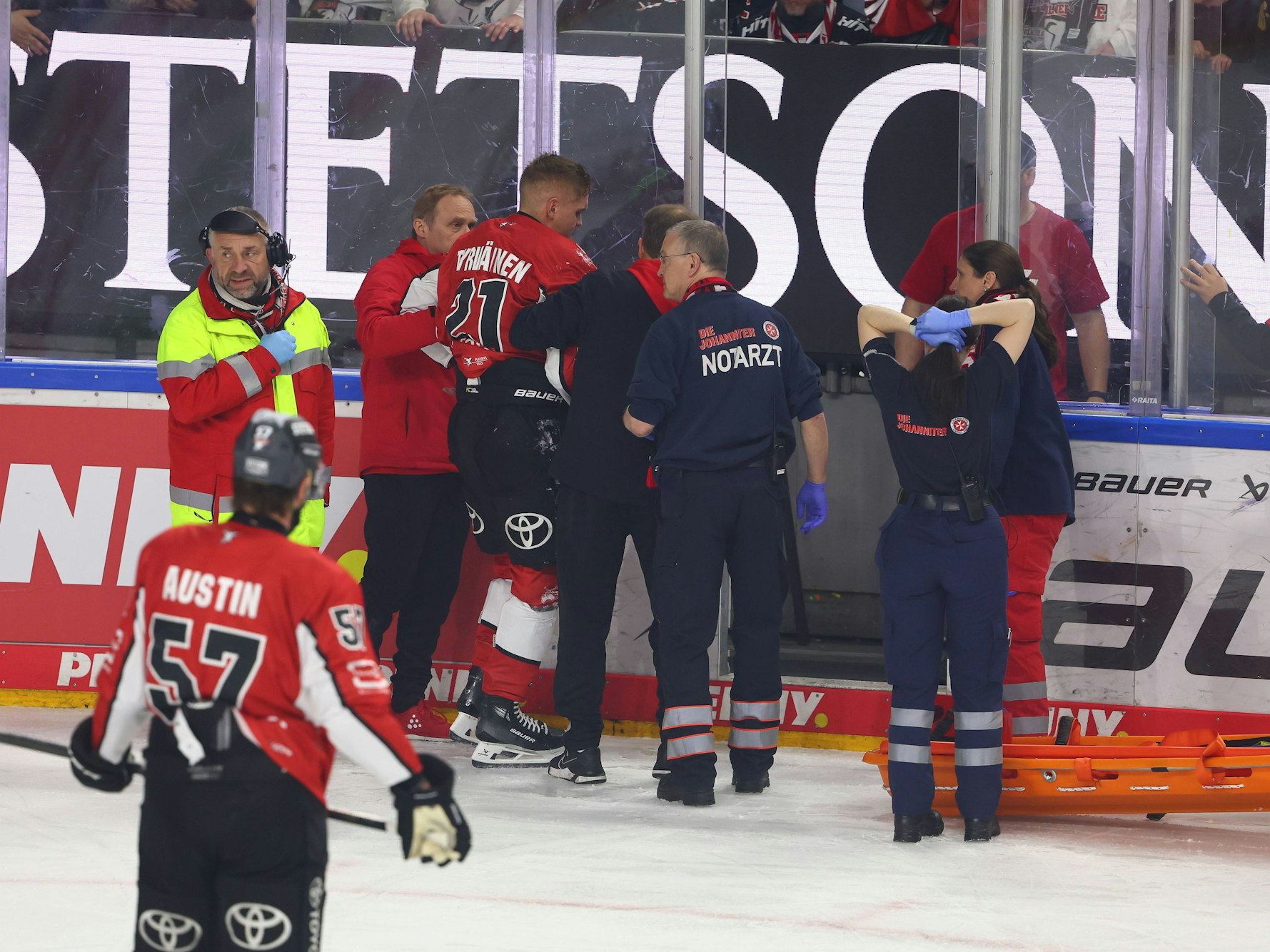 Kölns Juhani Tyrväinen musste angeschlagen das Eis verlassen. Auch ein Notarzt kam in der Situation zur Hilfe.