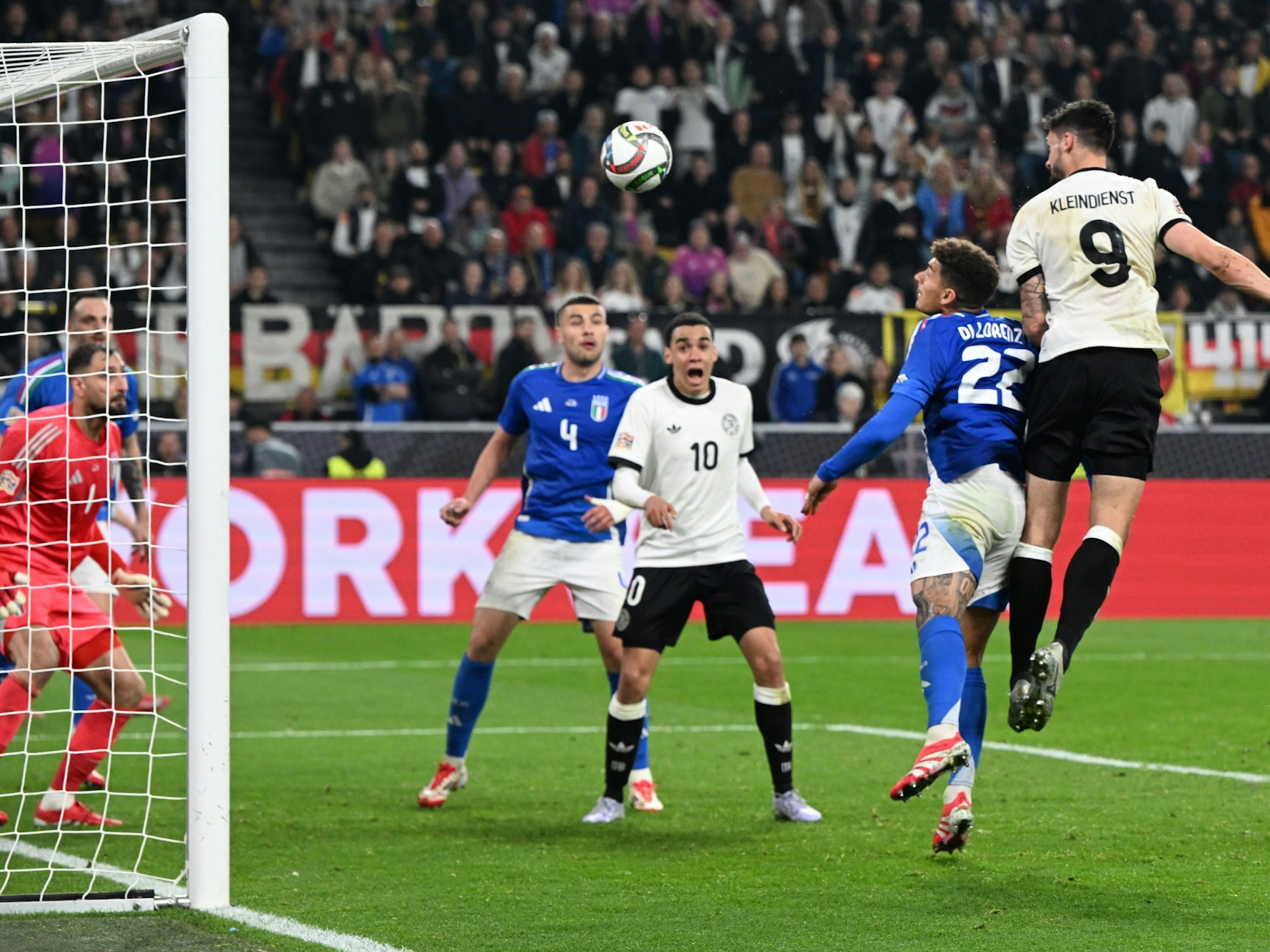 Deutschlands Tim Kleindienst (r) erzielt per Kopfball gegen Italiens Torhüter Gianluigi Donnarumma (l) das Tor zum 3:0.