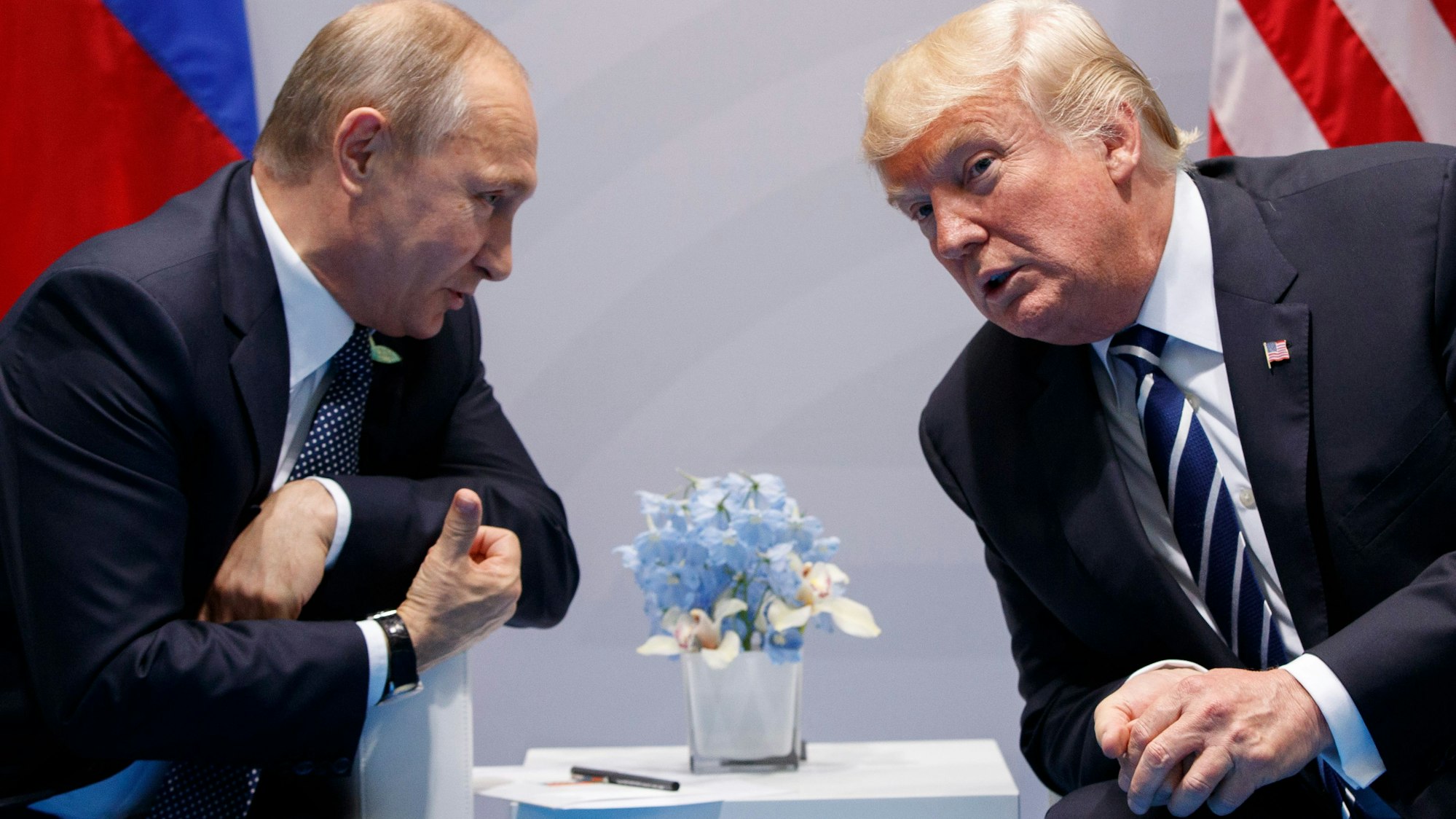 Wladimir Putin (l), Präsident von Russland, und Donald Trump, unterhalten sich auf dem G20-Gipfel.