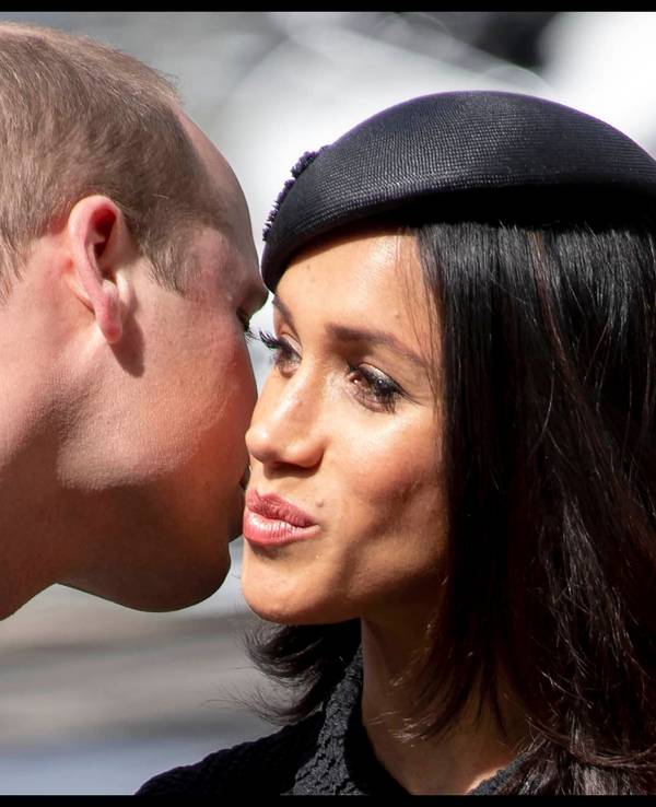 Prinz William gibt seiner Schwägerin Herzogin Meghan einen Wangenkuss. Beide sollen sich früher bestens verstanden haben. Das Foto stammt aus dem Jahr 2018.