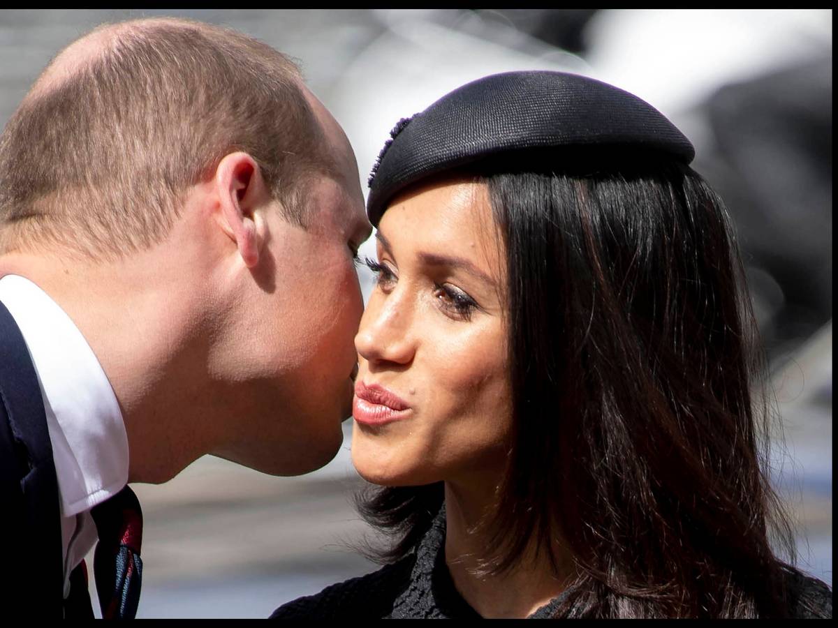 Prinz William gibt seiner Schwägerin Herzogin Meghan einen Wangenkuss. Beide sollen sich früher bestens verstanden haben. Das Foto stammt aus dem Jahr 2018.