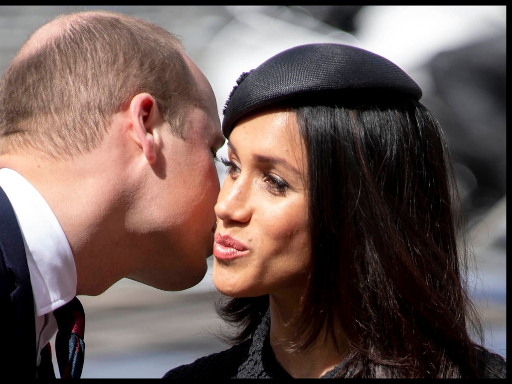 Prinz William gibt seiner Schwägerin Herzogin Meghan einen Wangenkuss. Beide sollen sich früher bestens verstanden haben. Das Foto stammt aus dem Jahr 2018.