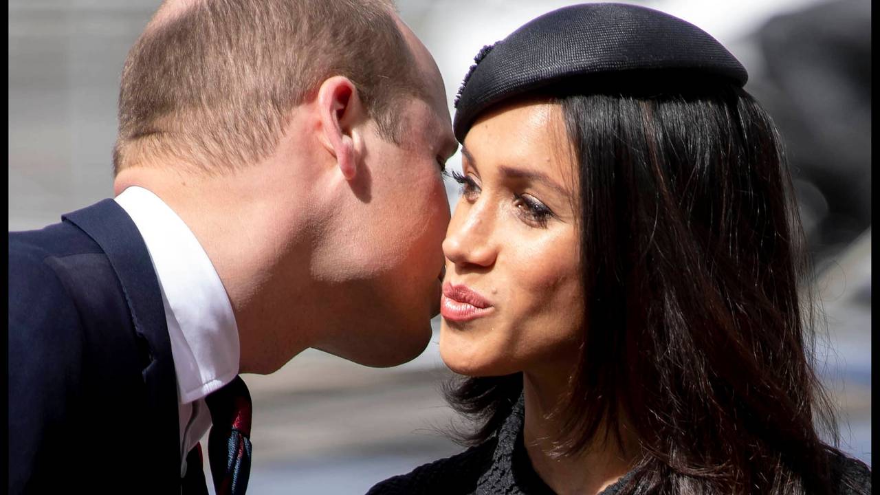 Prinz William gibt seiner Schwägerin Herzogin Meghan einen Wangenkuss. Beide sollen sich früher bestens verstanden haben. Das Foto stammt aus dem Jahr 2018.