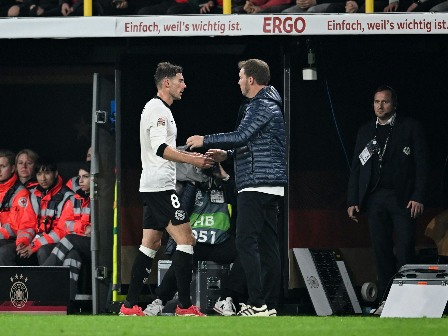 Bundestrainer Julian Nagelsmann (r.) gibt Deutschlands Leon Goretzka (l.) nach dessen Auswechslung die Hand.