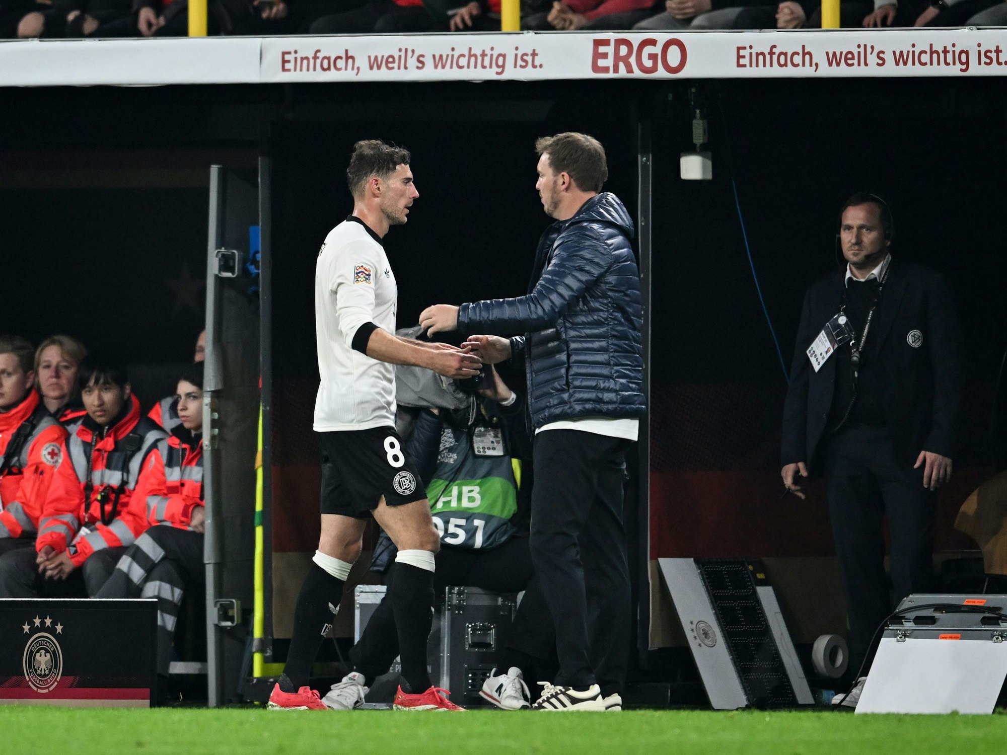 Bundestrainer Julian Nagelsmann (r.) gibt Deutschlands Leon Goretzka (l.) nach dessen Auswechslung die Hand.