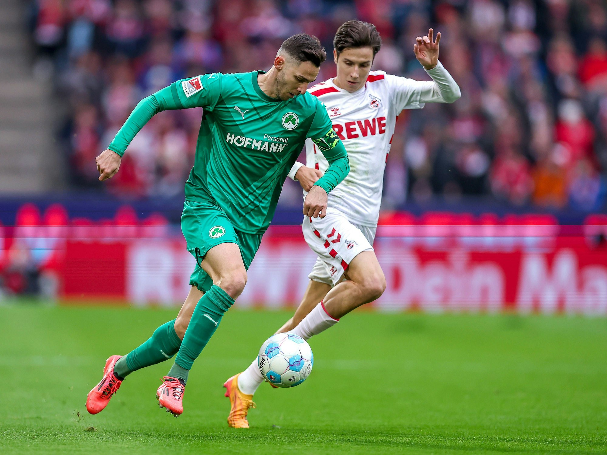 Fürth-Kapitän Branimir Hrgota am 9. November 2024 im Zweikampf mit Kölns Denis Huseinbasic.