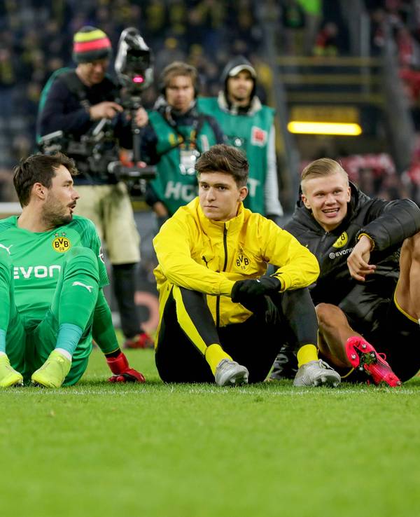Giovanni Reyna, Roman Bürki, Leonardo Balerdi und Erling Haaland Borussia Dortmund lassen sich von der Südtribüne feiern.