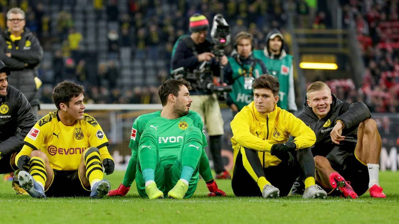 Giovanni Reyna, Roman Bürki, Leonardo Balerdi und Erling Haaland Borussia Dortmund lassen sich von der Südtribüne feiern.