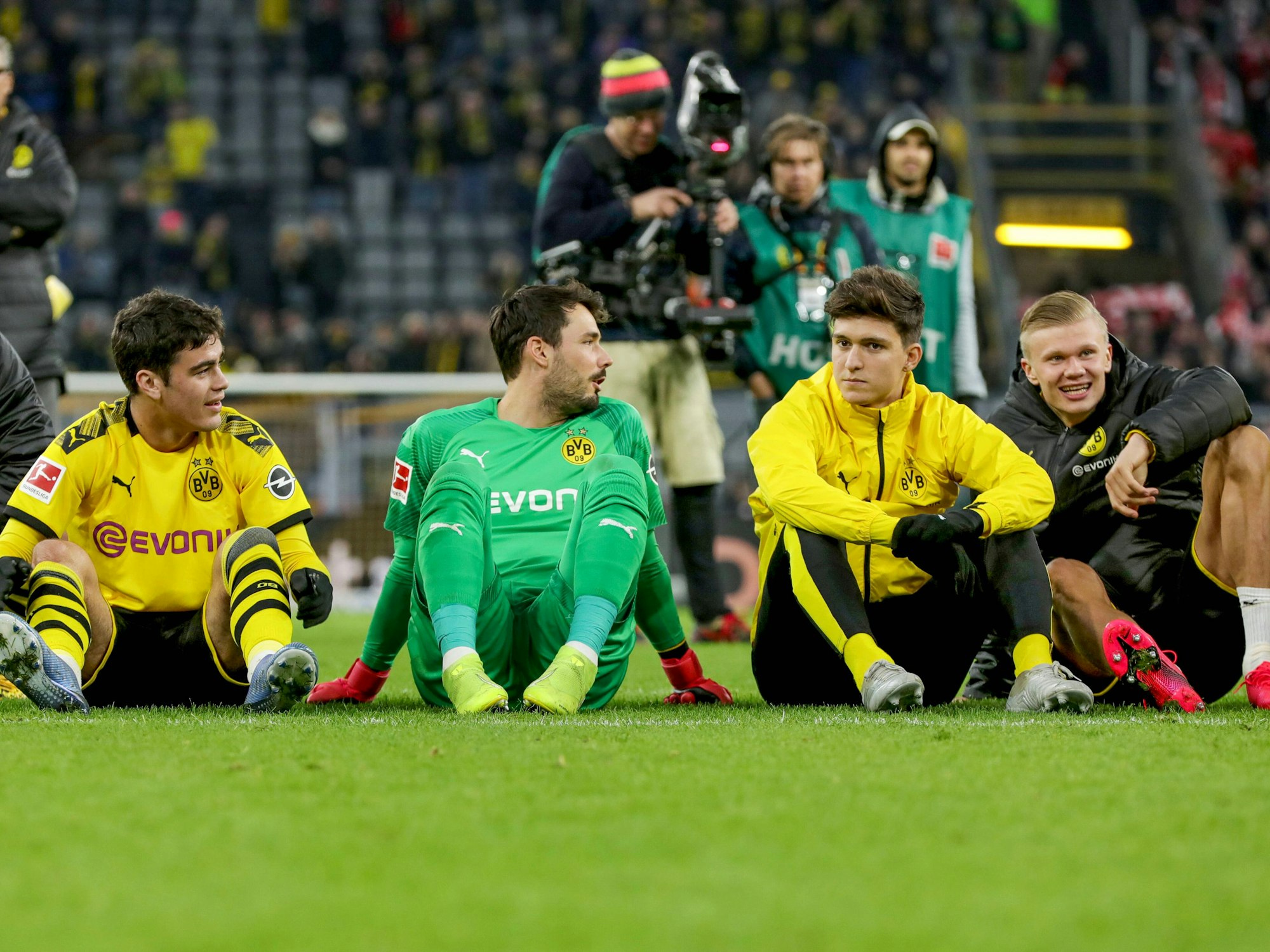 Giovanni Reyna, Roman Bürki, Leonardo Balerdi und Erling Haaland Borussia Dortmund lassen sich von der Südtribüne feiern.