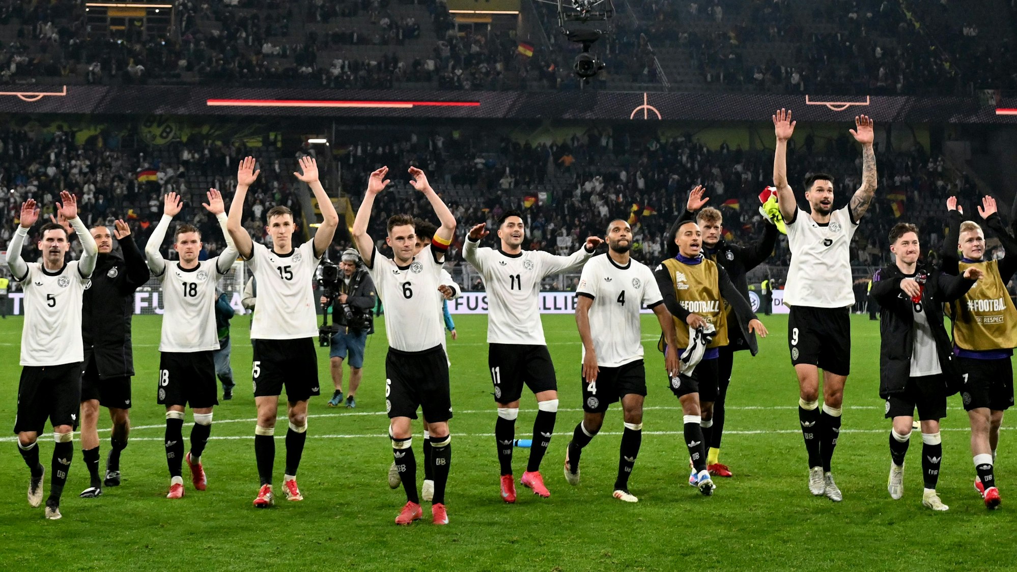 Deutschlands Spieler jubeln nach dem Spiel mit den Zuschauern.