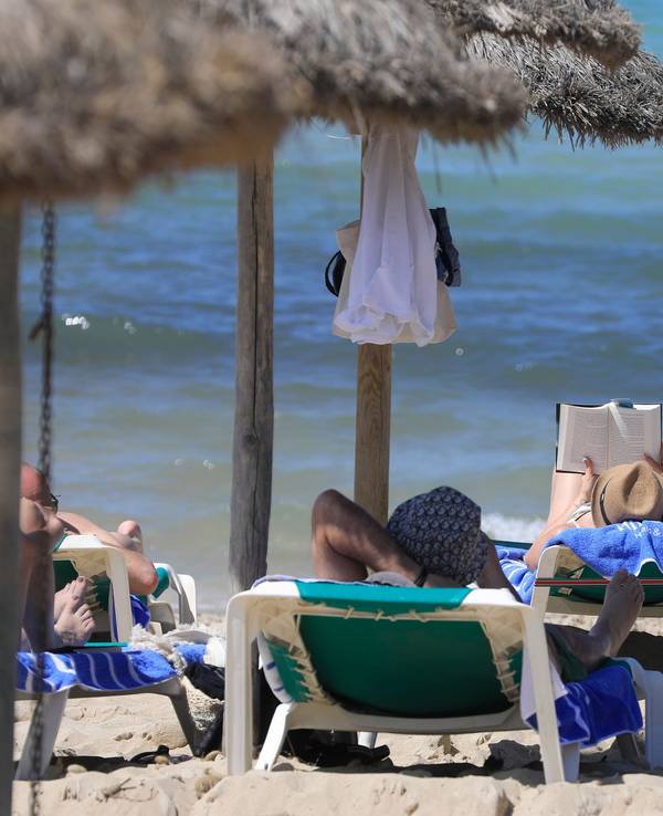 Eine Person am Strand von Arenal. Mallorca gehört auch in den Osterferien 2025 wieder zu den beliebtesten Reisezielen. Das Symbolfoto entstand im Mai 2024.
