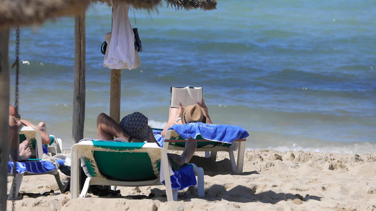 Eine Person am Strand von Arenal. Mallorca gehört auch in den Osterferien 2025 wieder zu den beliebtesten Reisezielen. Das Symbolfoto entstand im Mai 2024.