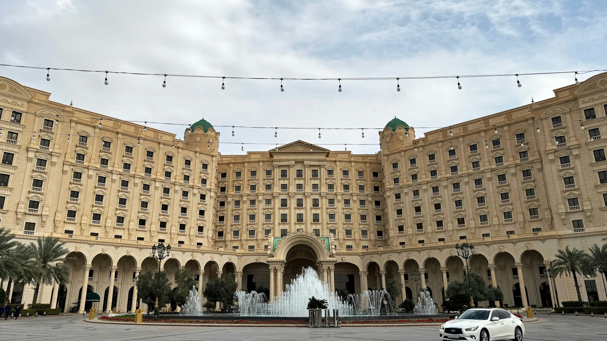 Blick auf das Ritz-Carlton-Hotel in Riad, Saudi-Arabien, das Schauplatz der Gespräche zwischen US-amerikanischen und ukrainischen Delegationen war.