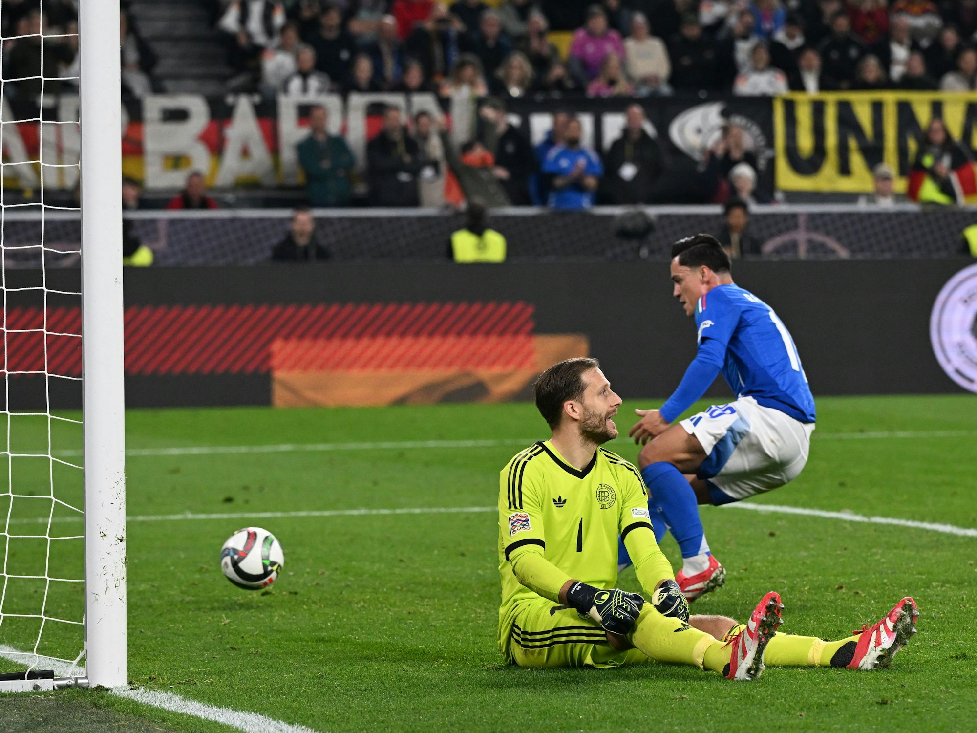 Italiens Giacomo Raspadori erzielt per Elfmeter gegen Deutschlands Torhüter Oliver Baumann (vorn) das Tor zum 3:3.