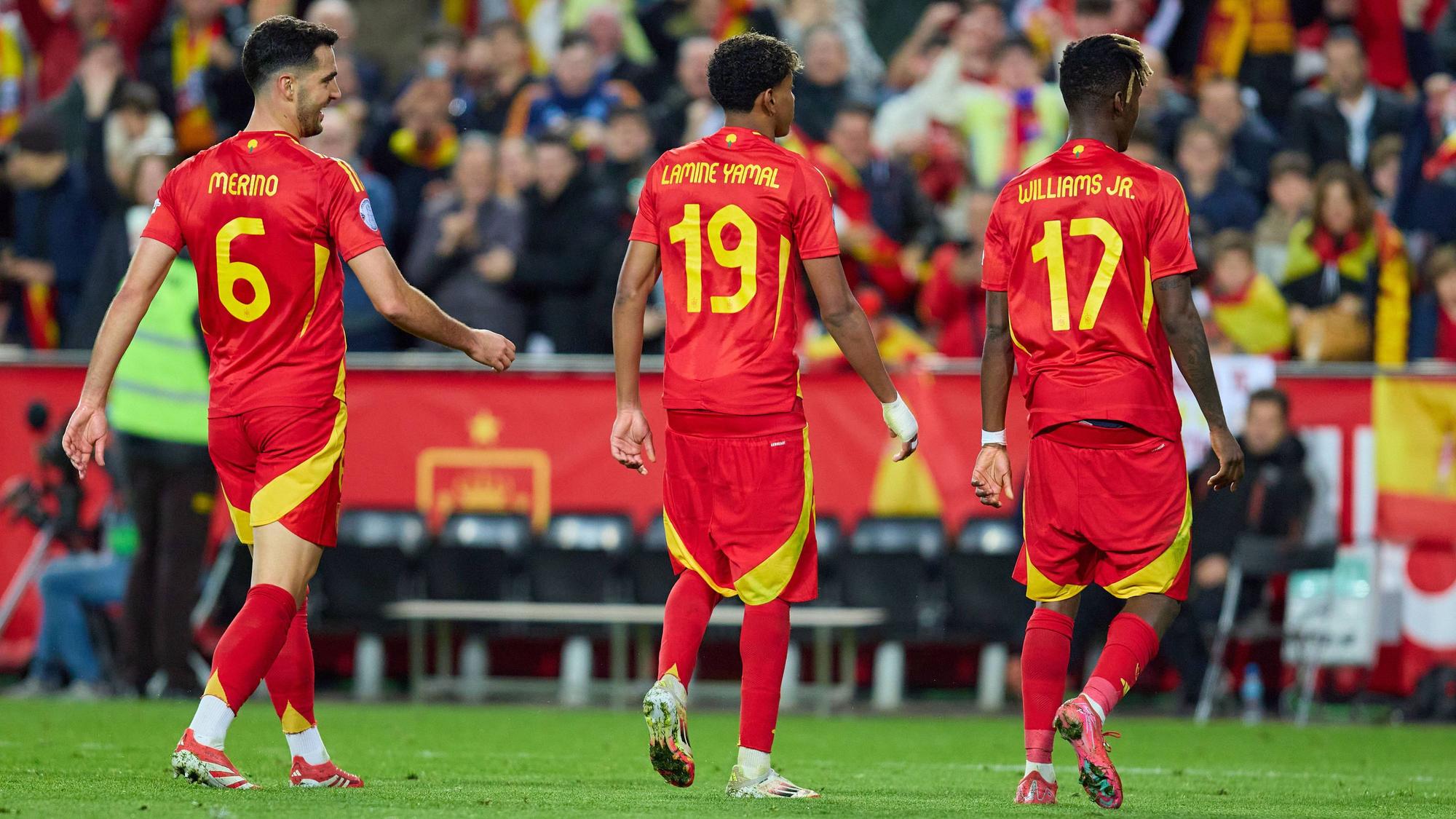 Lamine Yamal lässt im Spanien-Spiel gegen die Niederlande die Hosen runter, Kumpel Nico Williams macht mit, während Mikel Merino amüsiert zuschaut.