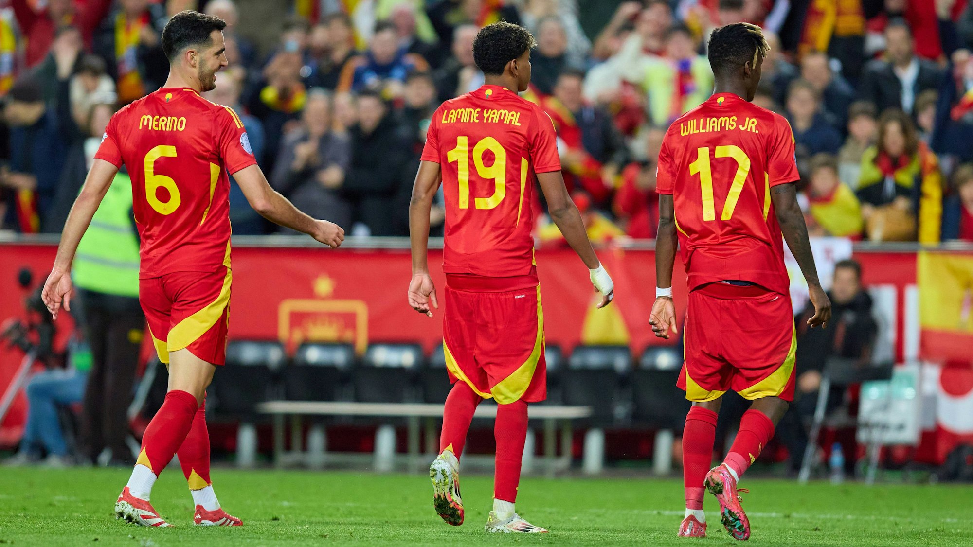 Lamine Yamal lässt im Spanien-Spiel gegen die Niederlande die Hosen runter, Kumpel Nico Williams macht mit, während Mikel Merino amüsiert zuschaut.