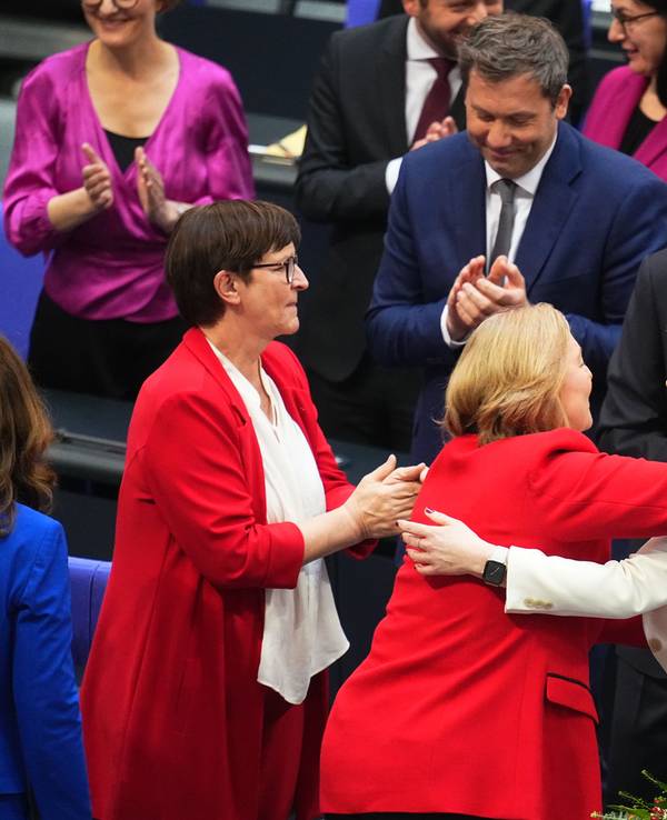 Julia Klöckner (vorne r, CDU), frisch gewählte Bundestagspräsidentin, nimmt am 25. März 2025 Glückwünsche von ihrer Vorgängerin Bärbel Bas (M SPD) entgegen bei der konstituierenden Sitzung des neuen Bundestags.