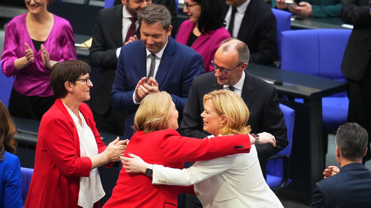 Julia Klöckner (vorne r, CDU), frisch gewählte Bundestagspräsidentin, nimmt am 25. März 2025 Glückwünsche von ihrer Vorgängerin Bärbel Bas (M SPD) entgegen bei der konstituierenden Sitzung des neuen Bundestags.