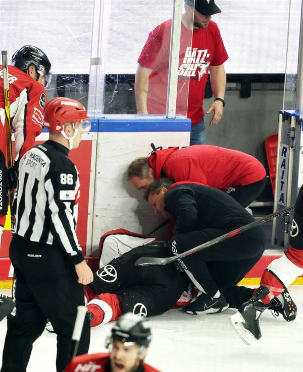 Behandlung von Juhani Tyrväinen im Spiel der Kölner Haie in den DEL-Playoffs.