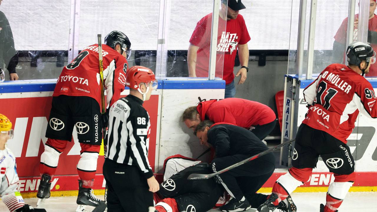 Behandlung von Juhani Tyrväinen im Spiel der Kölner Haie in den DEL-Playoffs.