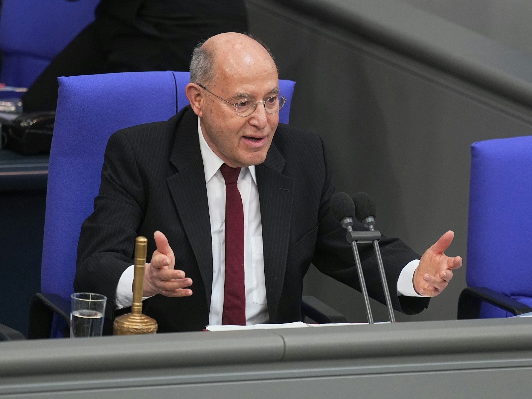 Alterspräsident Gregor Gysi (Die Linke) gestikuliert bei der konstituierenden Sitzung des neuen Bundestags.