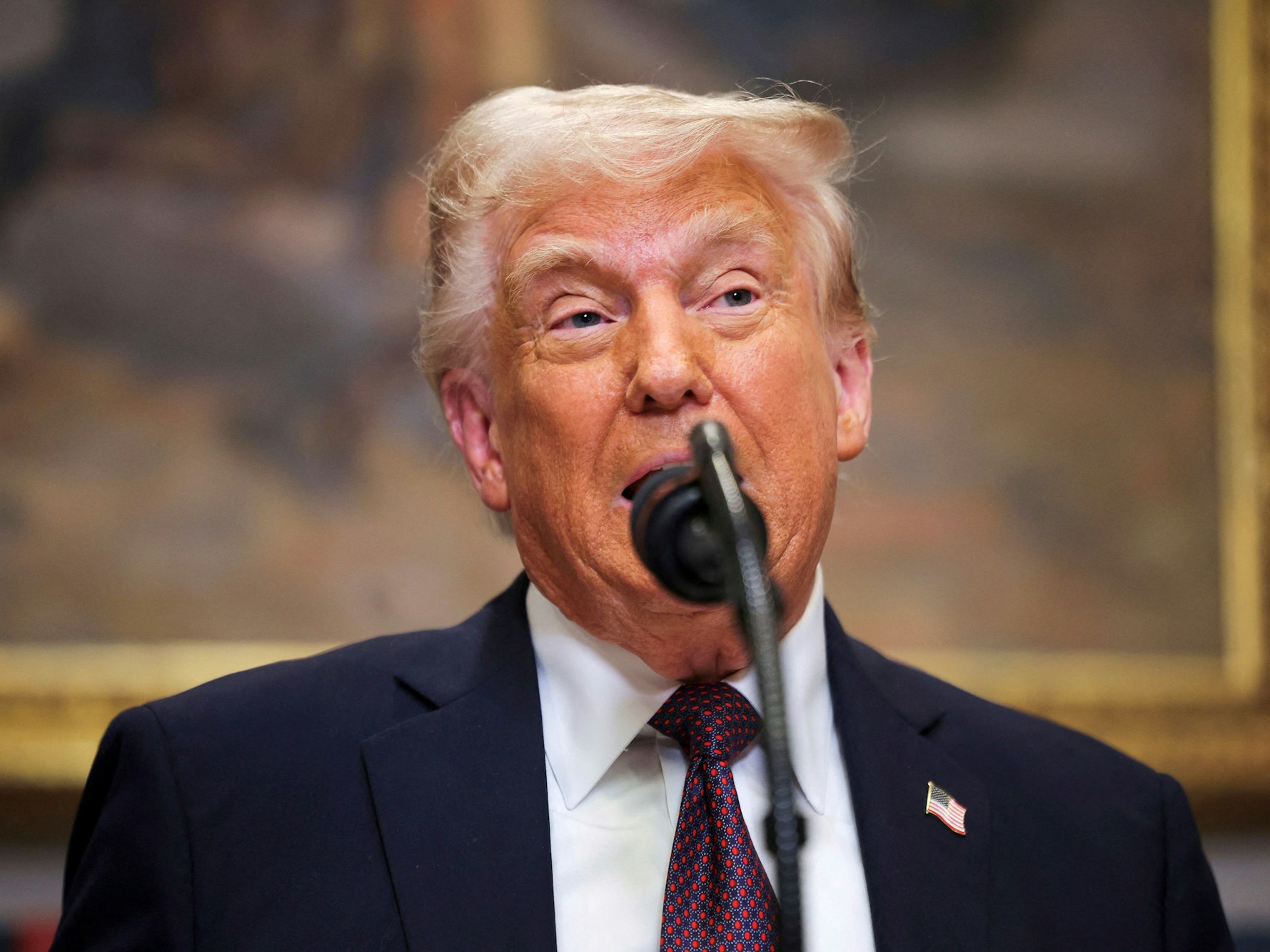 US-Präsident Donald Trump spricht am 24. März 2025 im Roosevelt Room des Weißen Hauses.