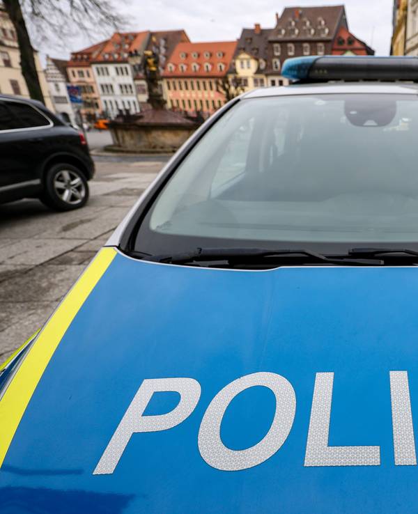 Ein Polizeiauto steht auf einem Platz.