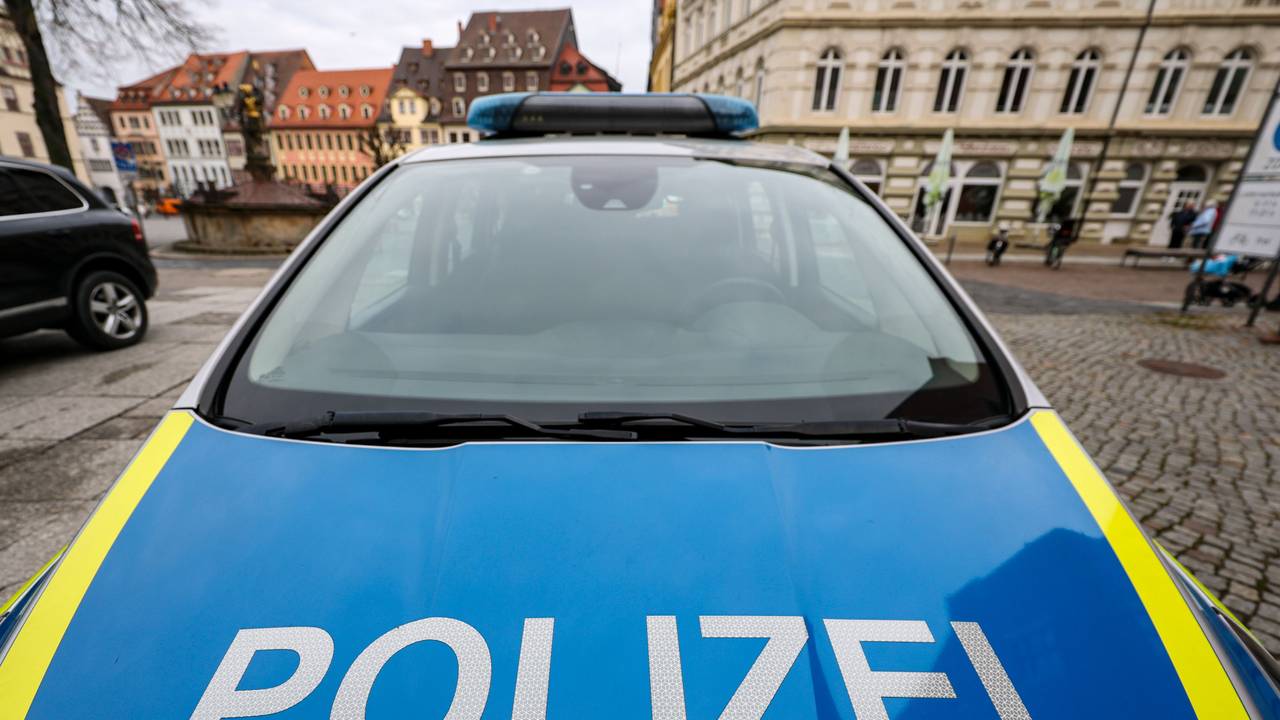 Ein Polizeiauto steht auf einem Platz.
