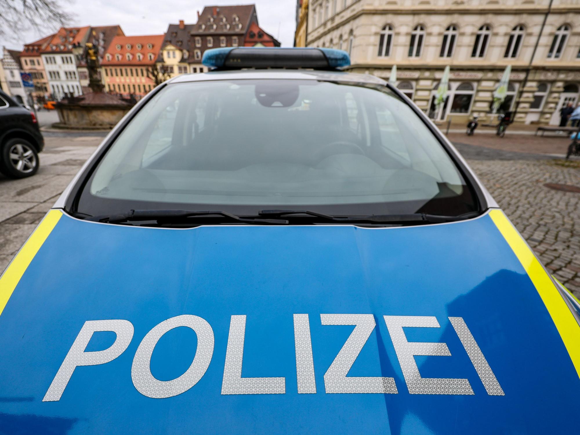 Ein Polizeiauto steht auf einem Platz.