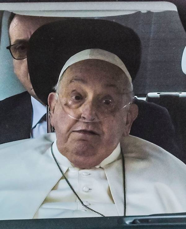 Papst Franziskus verlässt am 23. März 2025 in einem Auto die Poliklinik Agostino Gemelli in Rom, wo er seit dem 14. Februar wegen einer Bronchitis und einer beidseitigen Lungenentzündung behandelt wurde.