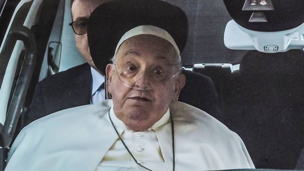 Papst Franziskus verlässt am 23. März 2025 in einem Auto die Poliklinik Agostino Gemelli in Rom, wo er seit dem 14. Februar wegen einer Bronchitis und einer beidseitigen Lungenentzündung behandelt wurde.