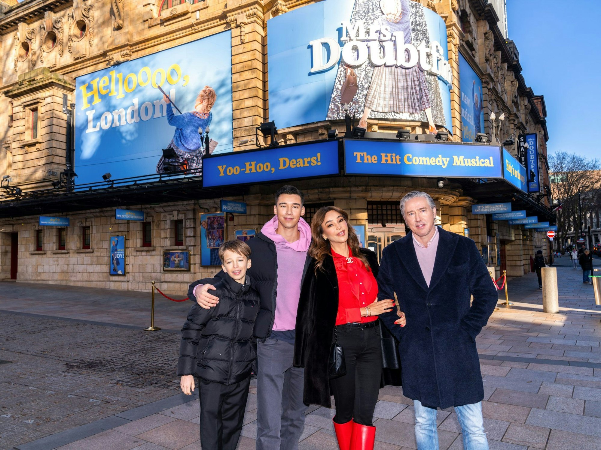 Familie Pooth steht in London vor dem Musical-Theater.