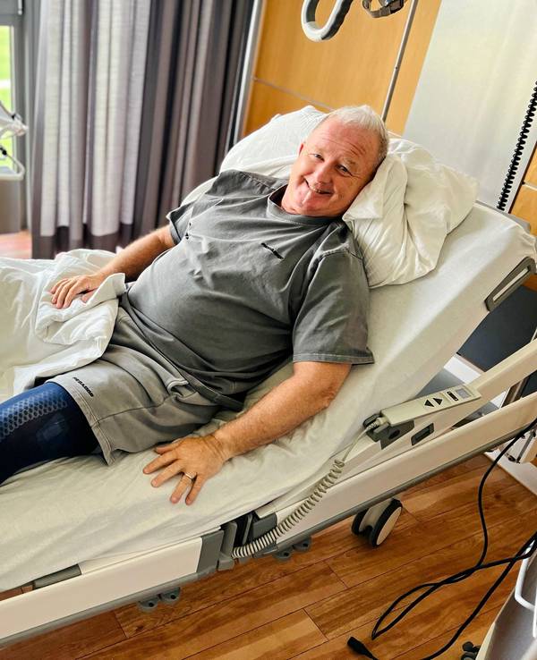 Micki Schläger liegt im Krankenhaus-Bett.