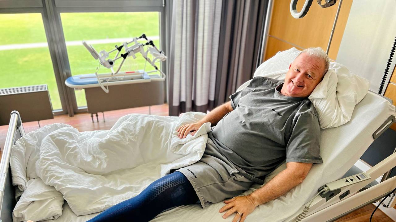 Micki Schläger liegt im Krankenhaus-Bett.