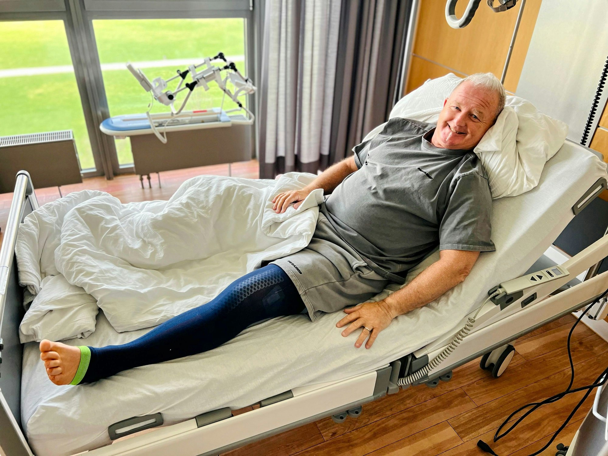 Micki Schläger liegt im Krankenhaus-Bett.