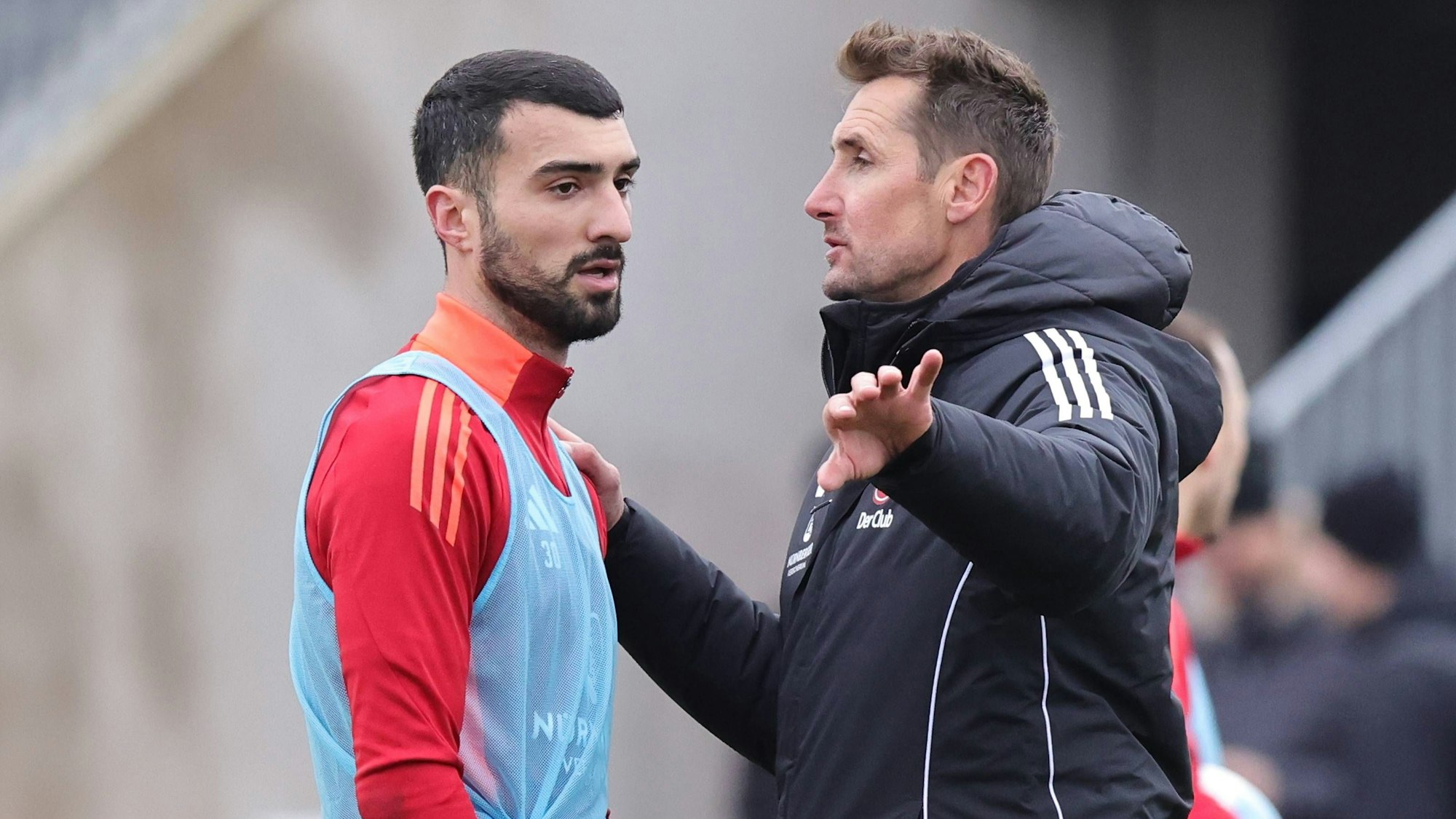Trainer Miroslav Klose spricht mit seinem Stürmer Mahir Emreli im Training des 1. FC Nürnberg.