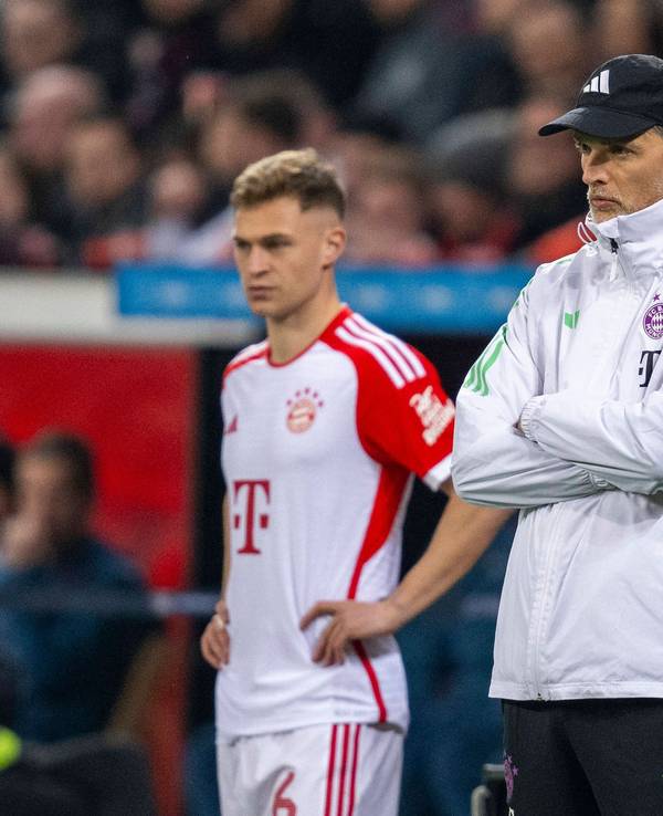 Thomas Tuchel an der Seitenlinie mit Joshua Kimmich und Thomas Müller.