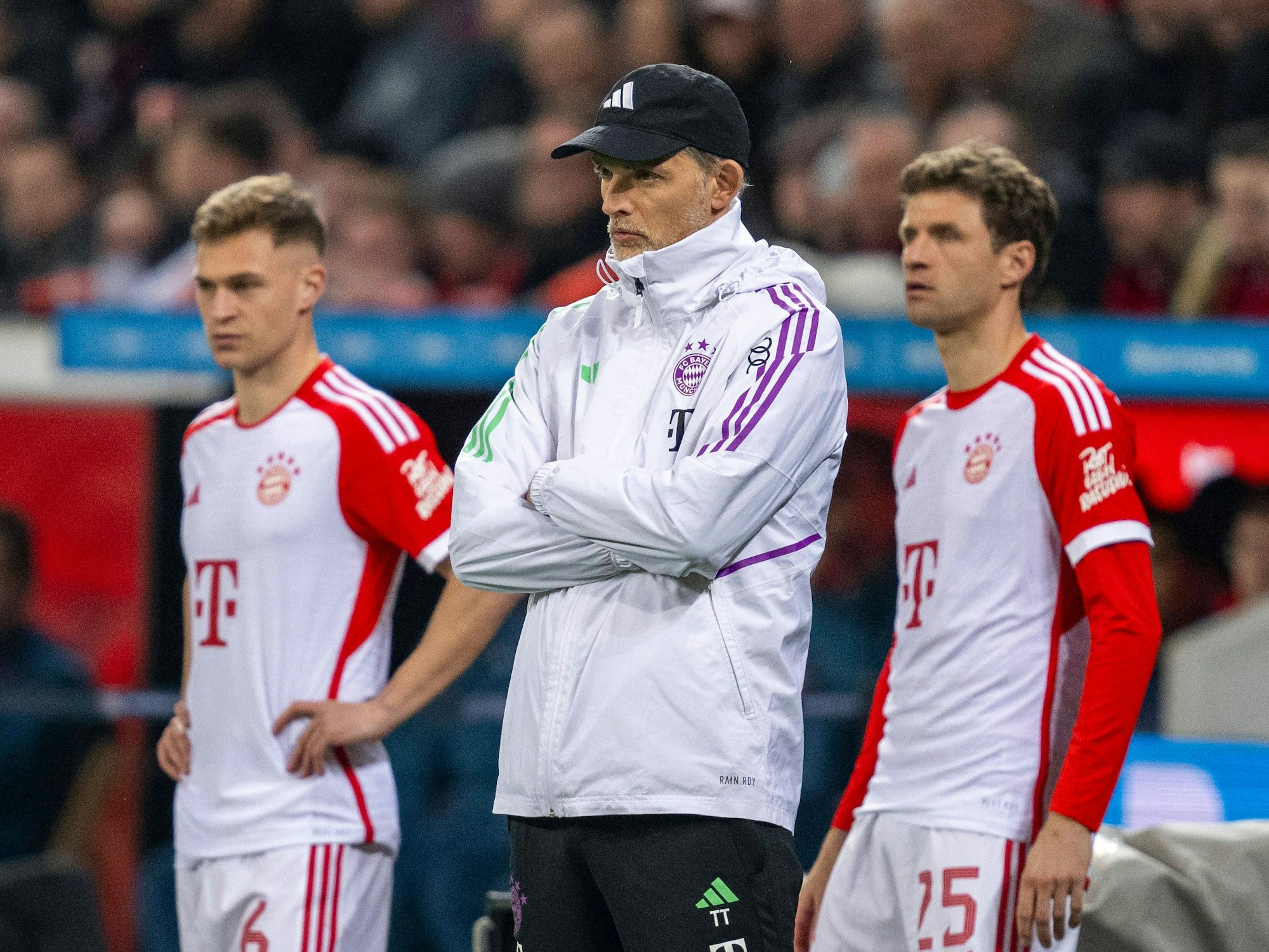 Thomas Tuchel an der Seitenlinie mit Joshua Kimmich und Thomas Müller.