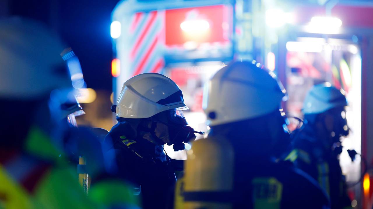 Einsatzkräfte der Berufsfeuerwehr Köln tragen bei einem Einsatz Atemschutzmasken.