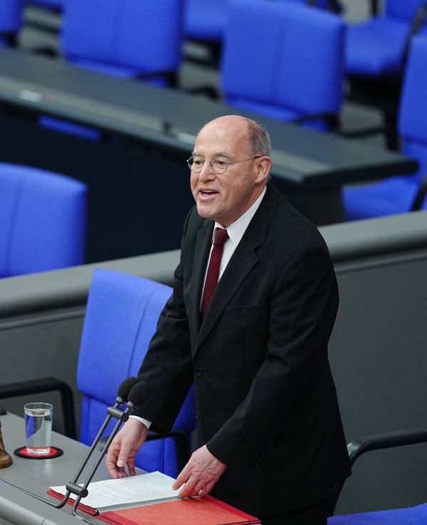 Alterspräsident Gregor Gysi (Die Linke) eröffnete am 25. März die konstituierende Sitzung des neuen Bundestags.