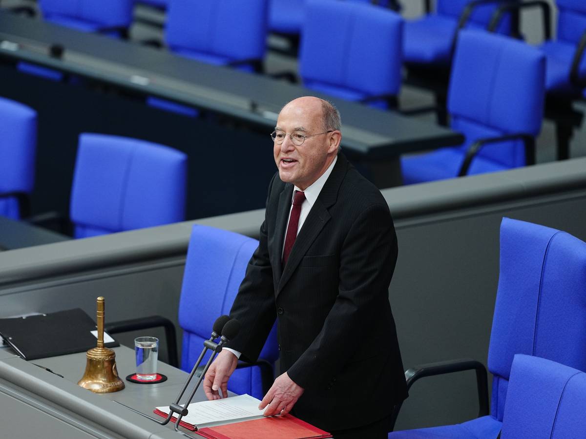 Alterspräsident Gregor Gysi (Die Linke) eröffnet die konstituierende Sitzung des neuen Bundestags.