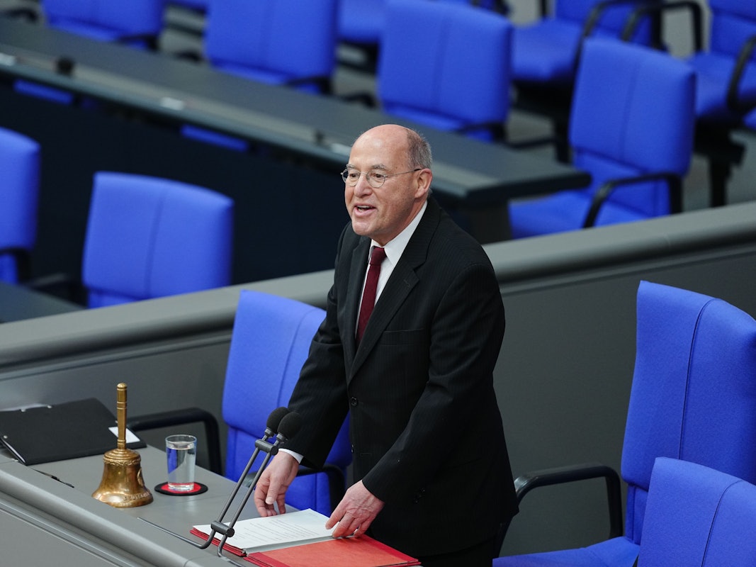 Alterspräsident Gregor Gysi (Die Linke) eröffnet die konstituierende Sitzung des neuen Bundestags.