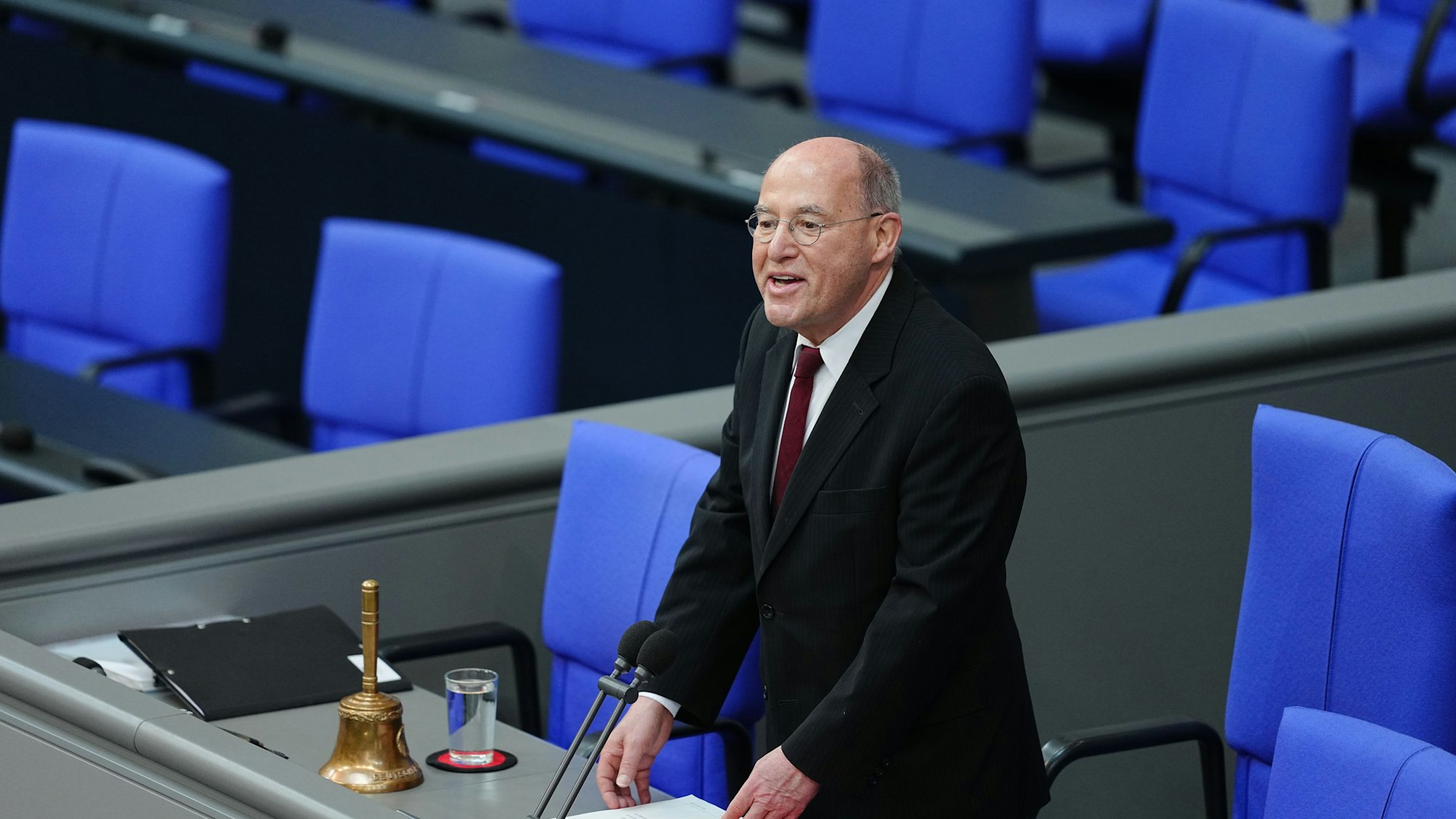 Alterspräsident Gregor Gysi (Die Linke) eröffnete am 25. März die konstituierende Sitzung des neuen Bundestags.