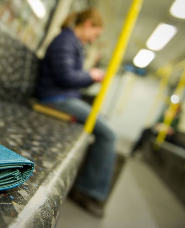 Ein Damen-Geldbeutel liegt am 16.05.2014 auf einer Sitzbank in einer U-Bahn in Berlin.