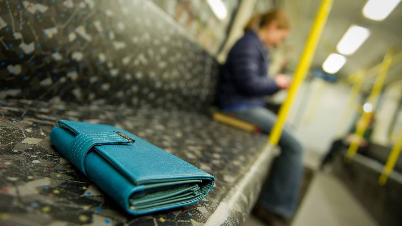 Ein Damen-Geldbeutel liegt am 16.05.2014 auf einer Sitzbank in einer U-Bahn in Berlin.