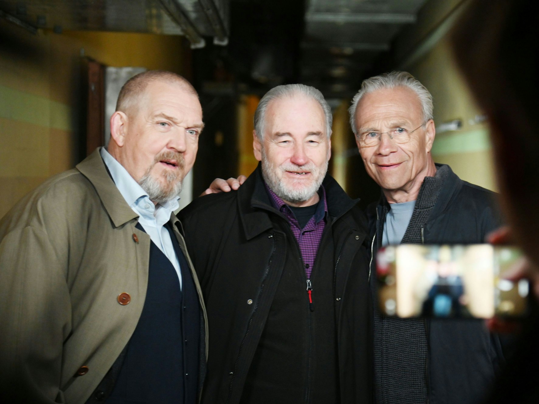 Dietmar Bär, Bunkerexperte Robert Schwienbacher und Klaus J. Behrendt machen ein Foto.