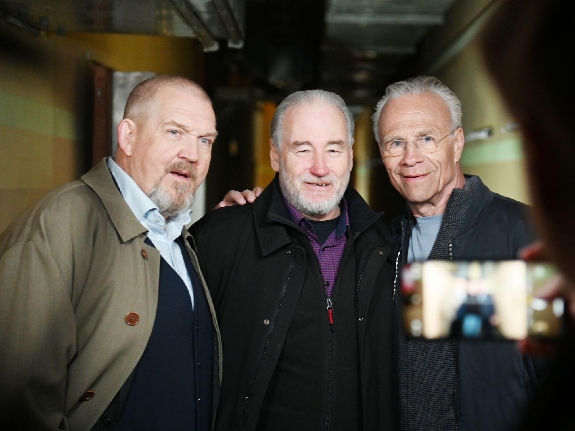 Dietmar Bär, Bunkerexperte Robert Schwienbacher und Klaus J. Behrendt machen ein Foto.