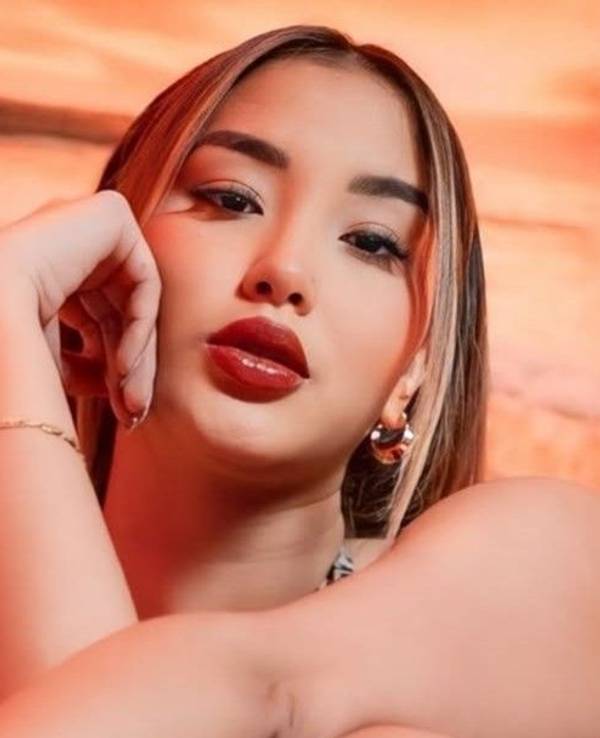 Xiomy Kanashiro posiert auf einem auf ihrem Instagram-Account veröffentlichten Foto.