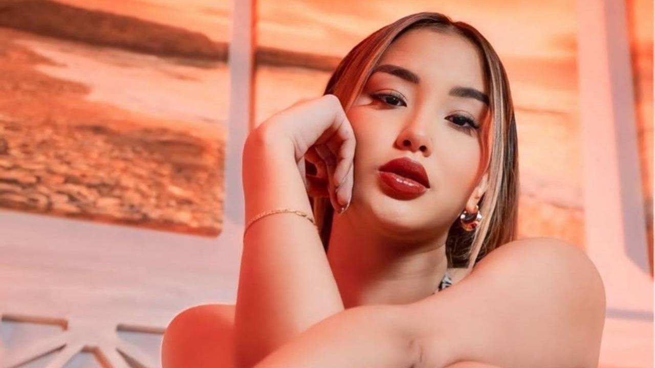 Xiomy Kanashiro posiert auf einem auf ihrem Instagram-Account veröffentlichten Foto.