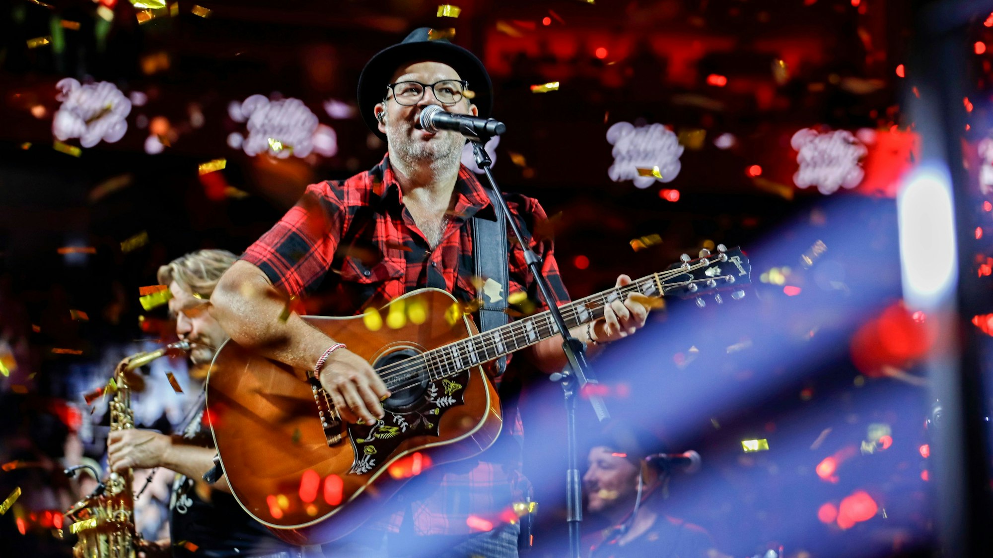 Björn Heuser beim Auftritt auf der Bühne.